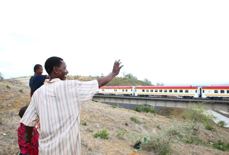 米乐:肯尼亚蒙巴萨-内罗毕铁路的外国旅游博主感觉“梦想回到中国”