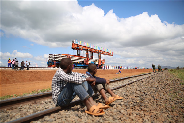肯尼亚蒙巴萨-内罗毕米乐铁路的外国旅游博主感觉“梦想回到中国”